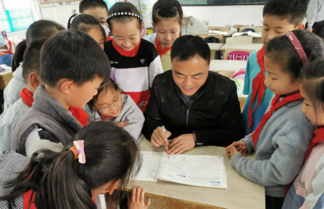 继续加快边远艰苦地区村庄学校教师周转宿舍建设完善以公租房