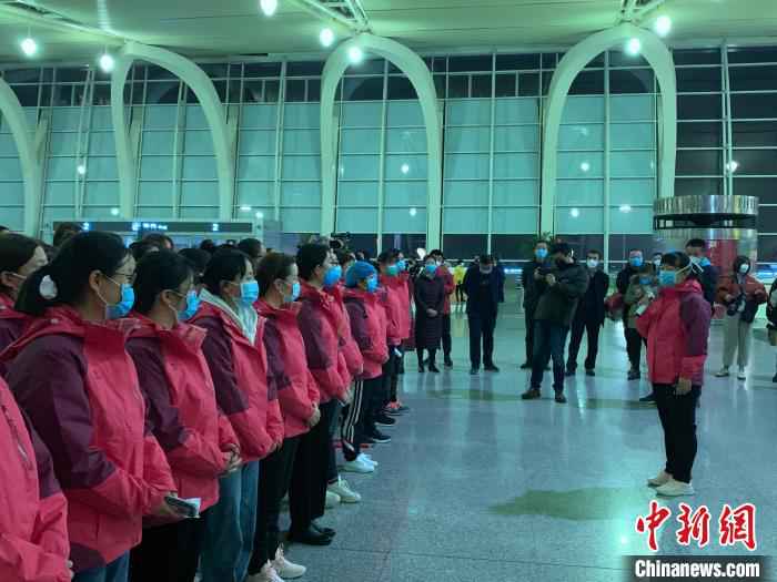 138名“白衣战士”准备出发，驰援湖北。　彭照 摄