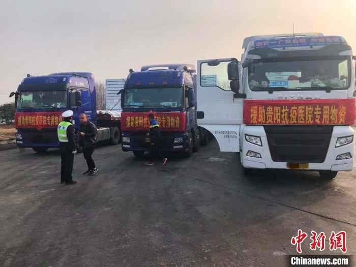 资料图:救援物资运输车辆 河南高速警方供图 摄 河南:伪造应急运输通行证等行为将纳入信用管理