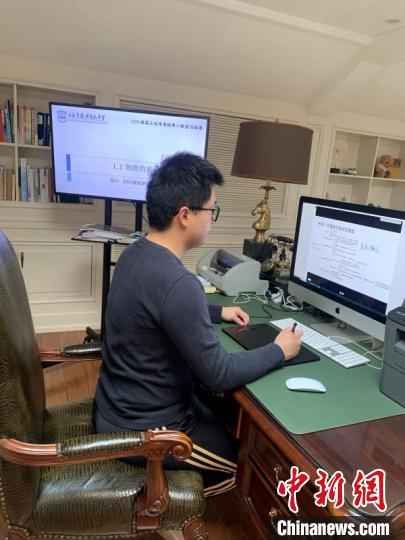 教师网络连线,与学生互动,答疑解惑。 陈静 摄 上海逾143万中小学生“空中课堂”在线学习 家长:不久一切都会习惯