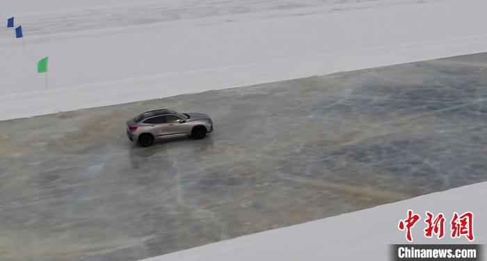 汽车企业在冰道试车。黑河电视台提供 中国北疆寒地试车业复工 国内外车企抢抓“雪尾巴”
