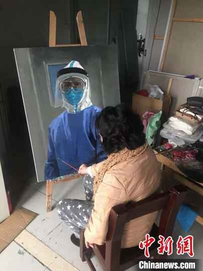 孙洪敏描绘最美“女孩”，受访者供图。　受访者供图 摄