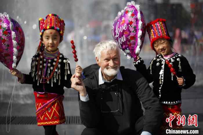图为Corrado Politi在云南德宏过目瑙纵歌节。 黄大象供图 摄 云南旅行达人与意大利“老哥”的相互鼓励:“一起加油”