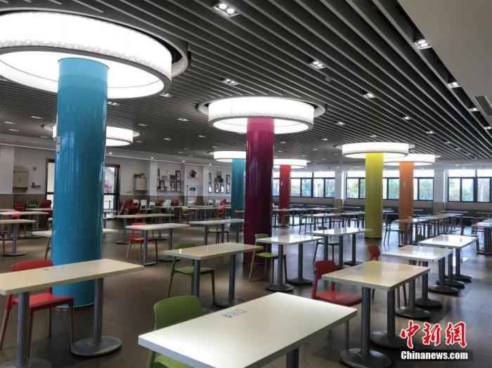 图为3月24日,湖北孝感维达纸业,员工食堂被改造为单人单桌。中新社记者 梁婷 摄 探访湖北孝感:小城渐寻烟火气 返岗复工正当时