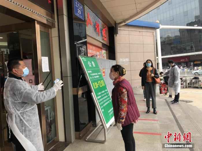 图为3月24日,湖北孝感一家中百仓储,顾客间隔一米排队,等待入内购物。中新社记者 梁婷 摄 探访湖北孝感:小城渐寻烟火气 返岗复工正当时