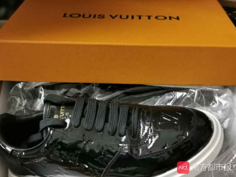 南都暗访假名牌鞋中转鬼市:180元买LV,小票证书5元购