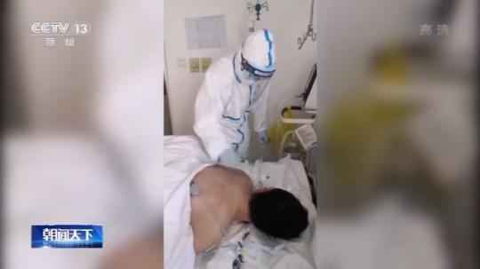 历经两道生死关 武汉一新冠肺炎重症患者康复出院